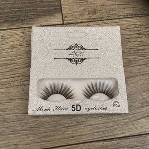 It brand new never used avian fea lashes
